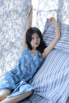 女性黑色蕾丝抹胸开叉短裙穿搭